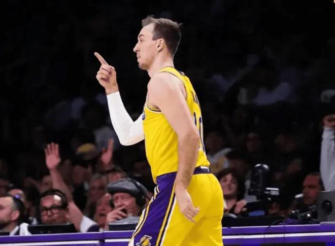 湖人惜败魔术!詹姆斯+艾顿轰42分,东契奇绝杀甩锅,里弗斯打铁