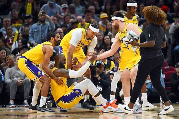 莫名其妙又成为了牺牲品,湖人为什么突然间不让他进入轮换阵容?