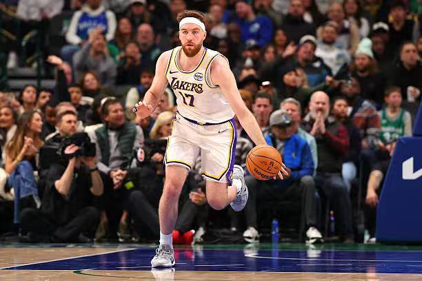 莫名其妙又成为了牺牲品,湖人为什么突然间不让他进入轮换阵容?