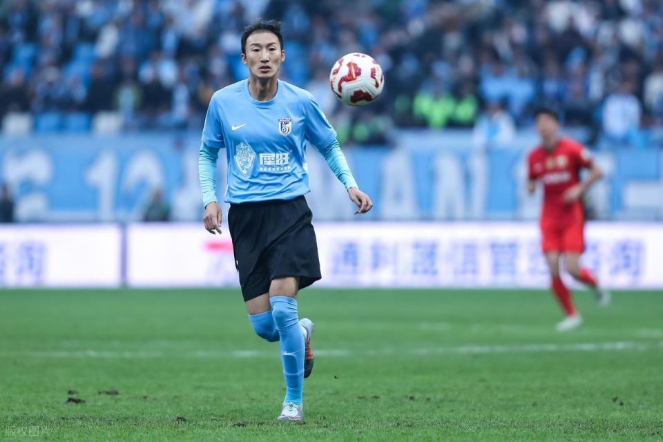 意外吗?36岁老将加盟重庆铜梁龙,球迷质疑是来养老的