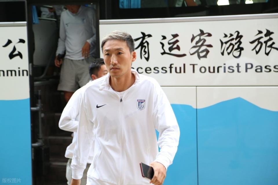 意外吗?36岁老将加盟重庆铜梁龙,球迷质疑是来养老的