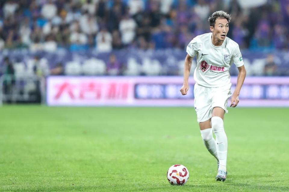 意外吗?36岁老将加盟重庆铜梁龙,球迷质疑是来养老的