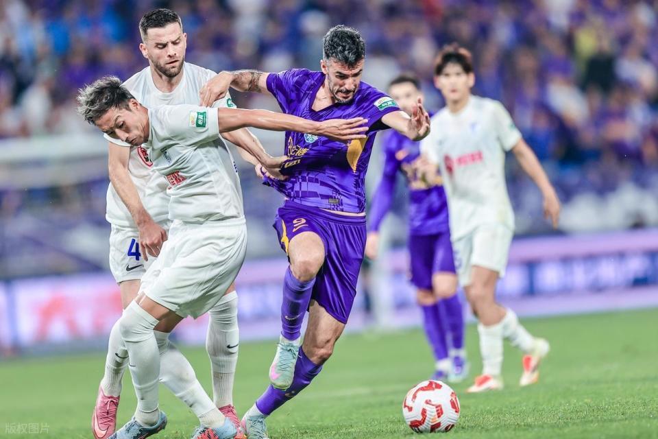 意外吗?36岁老将加盟重庆铜梁龙,球迷质疑是来养老的