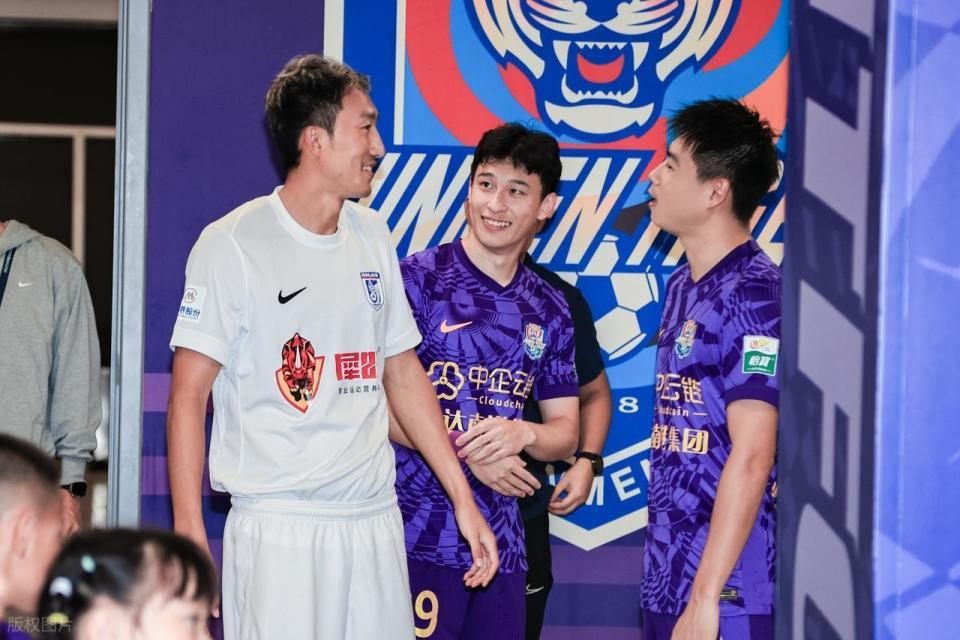 意外吗?36岁老将加盟重庆铜梁龙,球迷质疑是来养老的